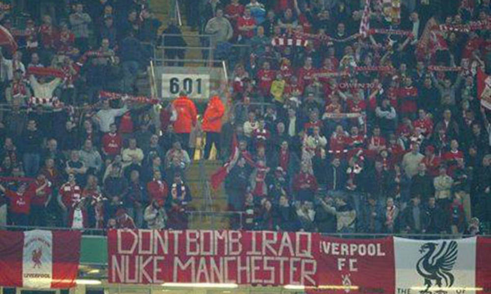 بالصورة.. جماهير ليفربول يرفعون شعارا "لا تفجروا في العراق وفجروا ضد مانشستر يونايتد"