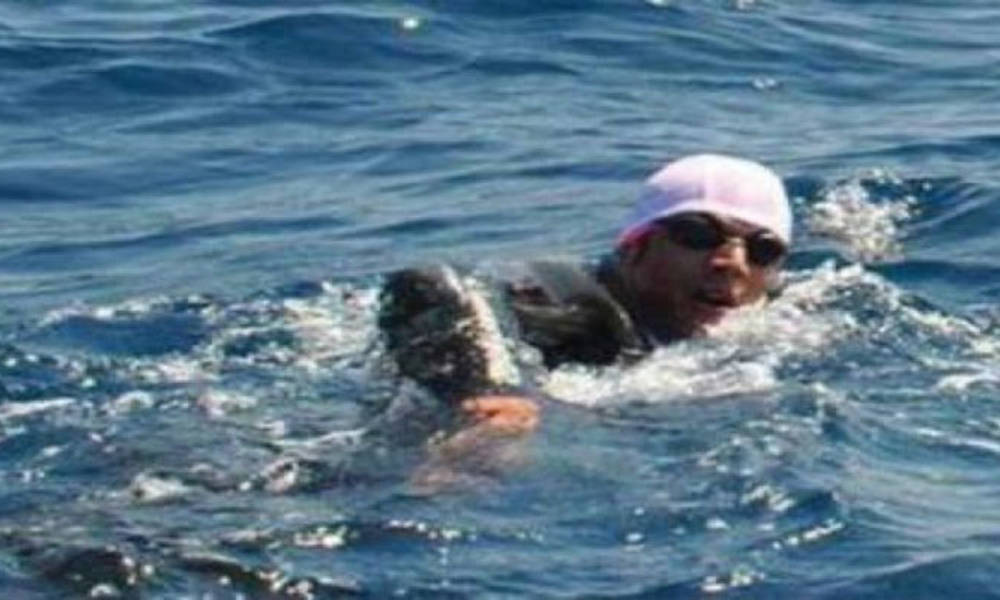صحيفة بريطانية لاجئ سوري في رحلة سباحة طولية من تركيا الى اليونان