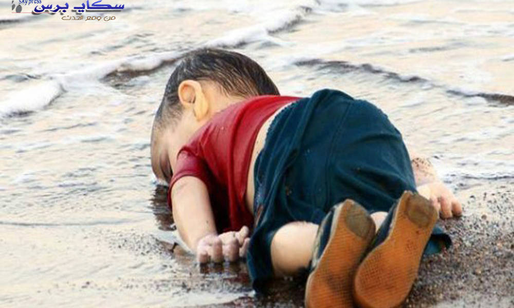 شاهد بالصورة...فنانون يجسدون صورة الطفل إيلان على شاطئ البحر للتضامن مع اللاجئين