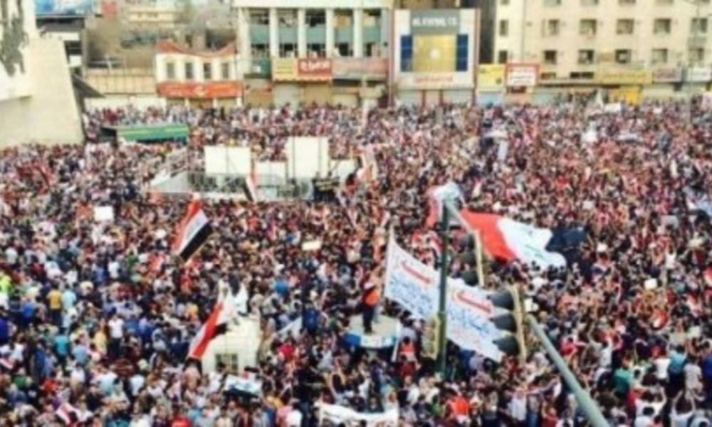 المئات من حملة الشهادات العليا يتظاهرون وسط بغداد للمطالبة بتعيينهم