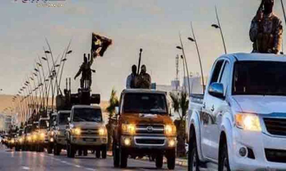 داعش يرفع رايته السوداء في سرت ويزيل علم ليبيا