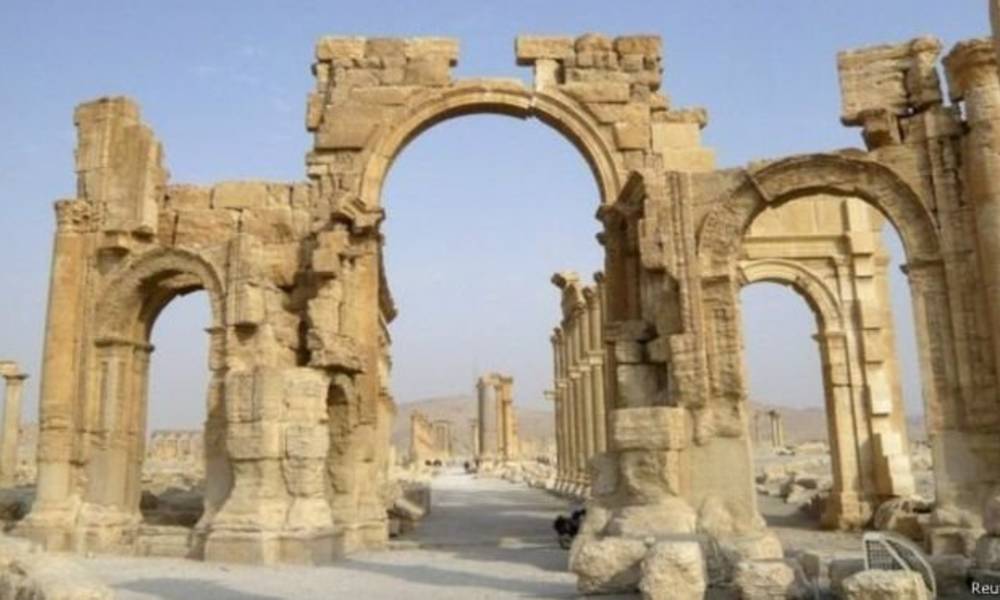 داعش يُفجر قوس النصر الاثري في مدينة تدمر في سوريا