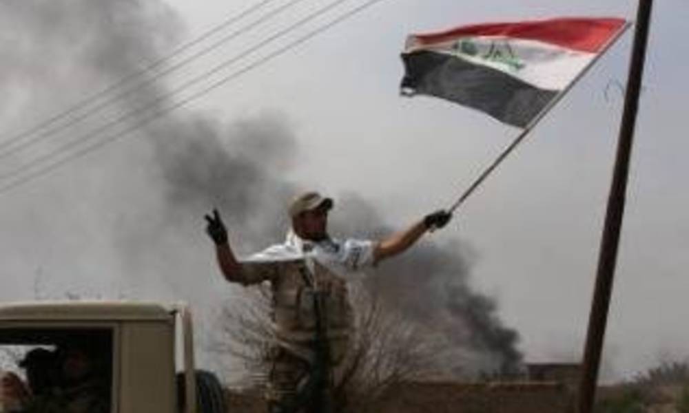 رفع العلم العراقي فوق جسر البو فراج في الرمادي