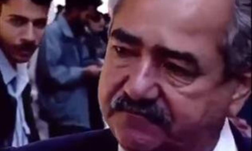 شاهد بالفيديو...عالم عراقي يبكي لبيعه كتبه بسبب الفقر
