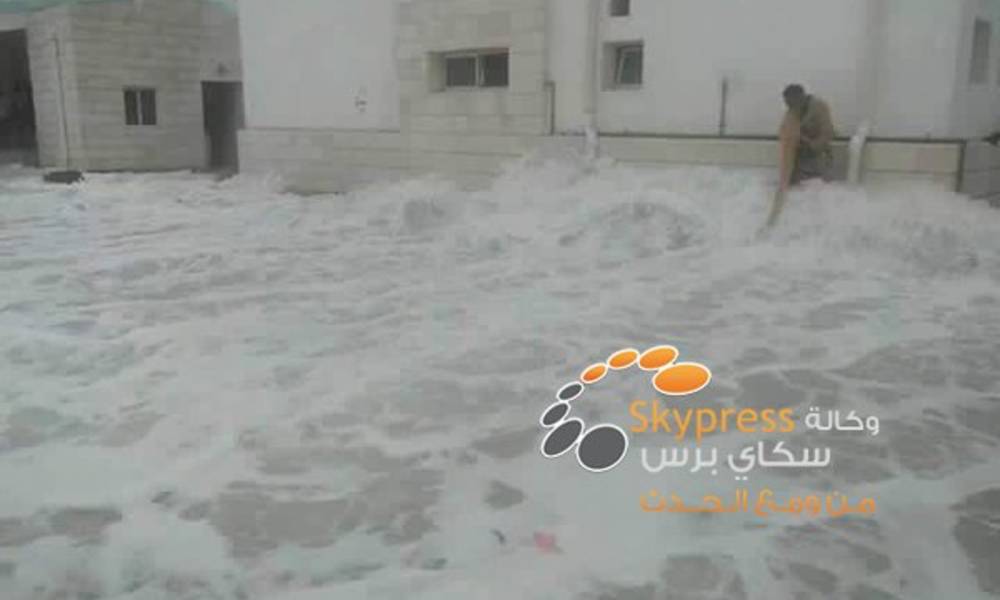 شاهد بالفيديو...أسرة عمانية تصور إعصار "تشابالا" وهو يضرب منزلها