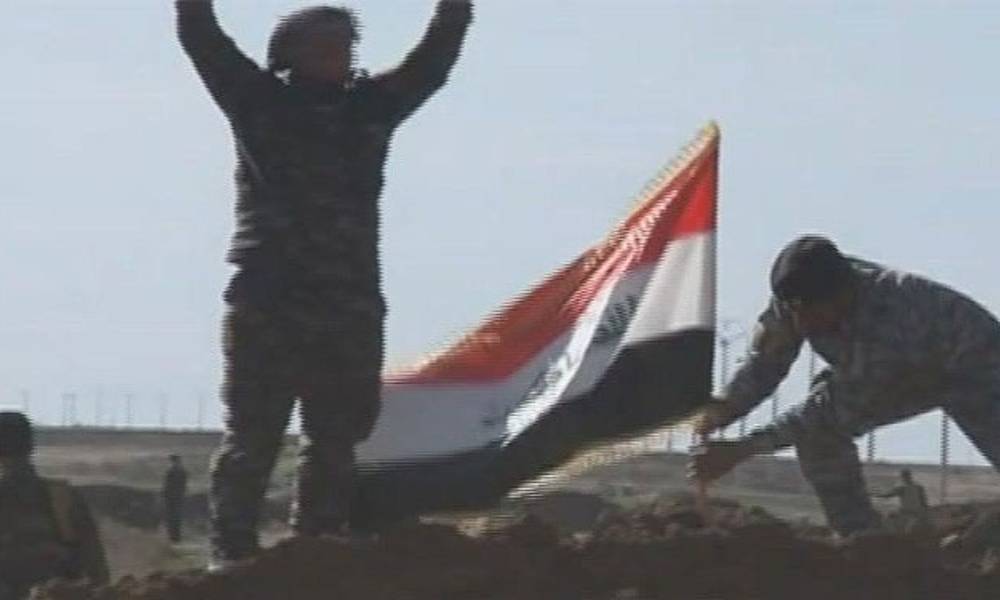 القوات الامنية تحرر حي الضباط بالرمادي وترفع العلم العراقي