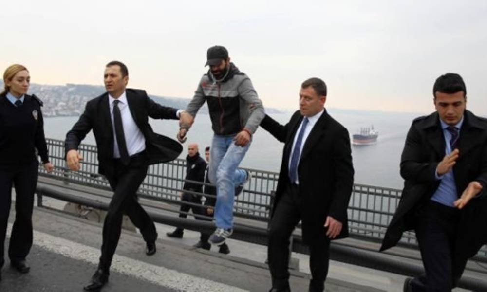 الرئيس التركي رجب طيب أردوغان "يقنع رجلا بعدم الانتحار" من فوق جسر البوسفور