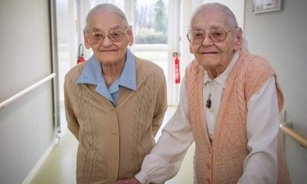 بعد ان توقع الاطباء وفاتهما لسوء صحتهما.. معمرتان تعيشان 104 عاما