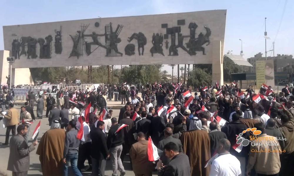 المئات من المتظاهرين يتوافدون الى ساحة التحرير لتأدية الصلاة الموحدة