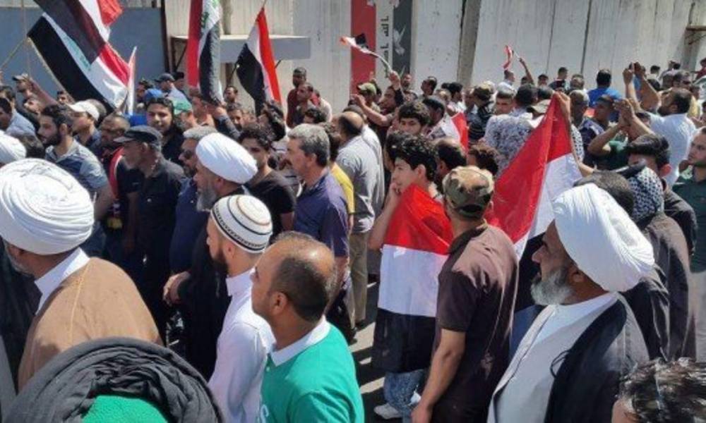 وسط اجراءات امنية مشددة.. متظاهرون يحاصرون وزارتي النفط والرياضة
