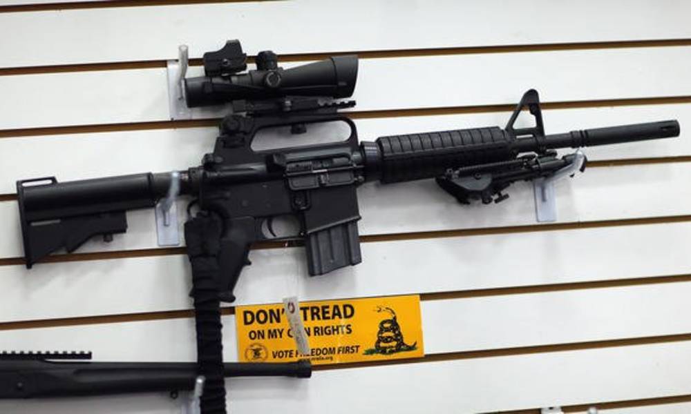 لماذا تعد بندقية "AR-15" الأكثر استخداما في عمليات إطلاق النار بأمريكا؟