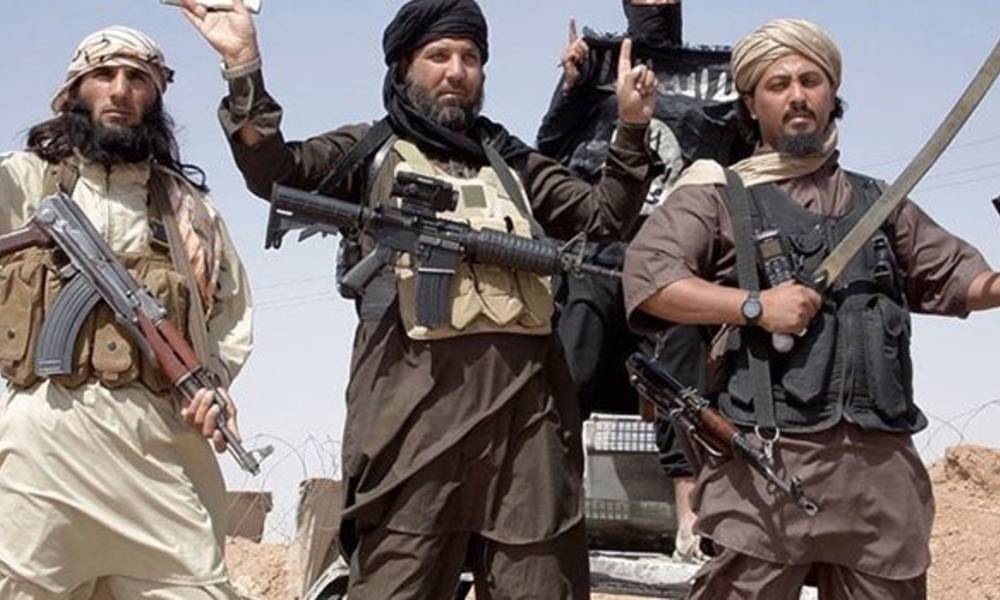 داعش يخلع ثيابه ويحلق لحاه في الشرقاط