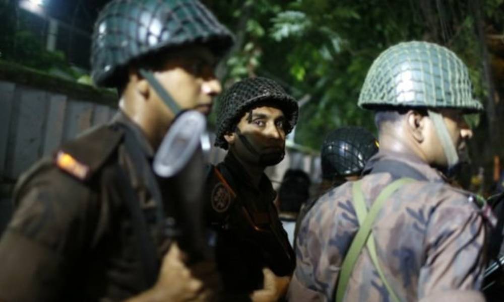 الشرطة في بنغلاديش تقتحم مطعما احتجز فيه رهائن