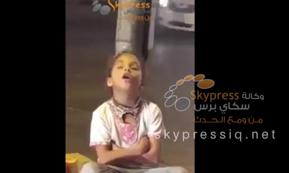 بالفيديو... طفلة تجعل من اشارة المرور فراش لنومها