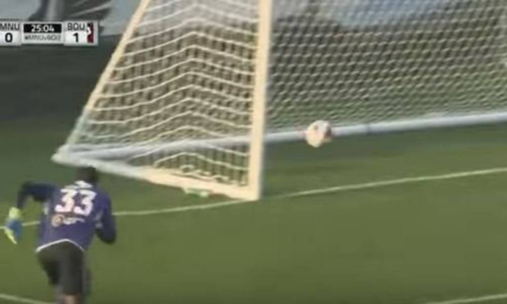 بالفيديو... حارس كاميروني يسجل هدفاً مضحكاً في مرماه