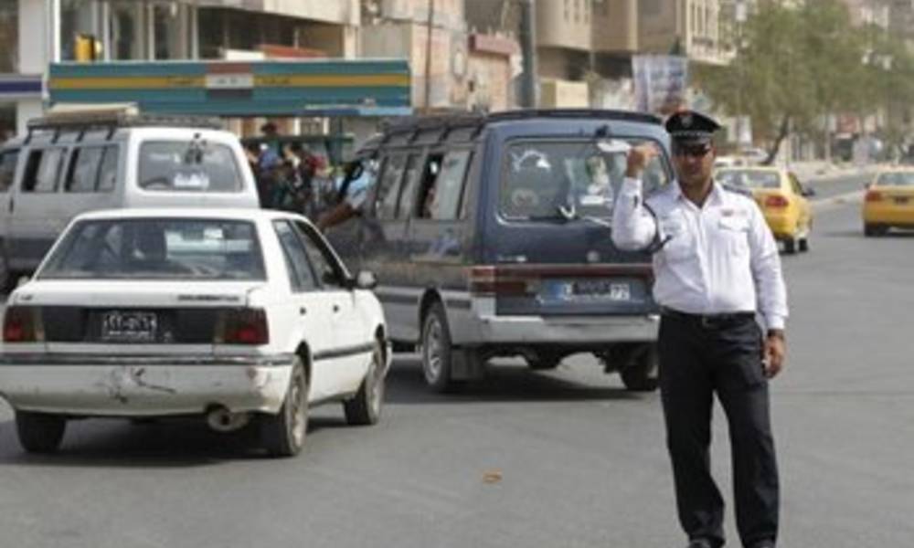 بالتفاصيل... ضباط يبتزون سائقي "الكيات" مقابل وقوفهم في ساحتي التحرير والطيران