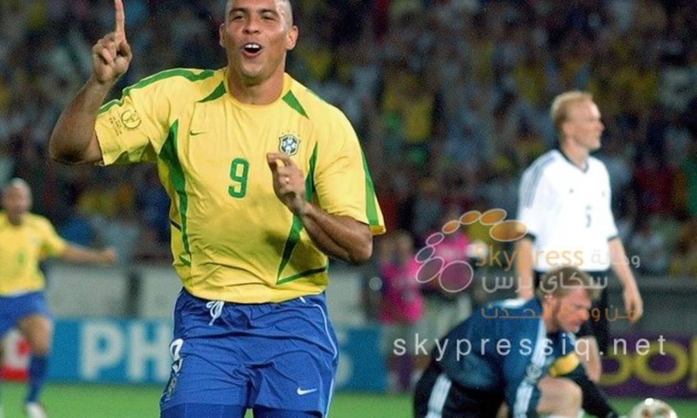 رونالدو البرازيلي يتجاهل البرتغالي في فريق الأحلام