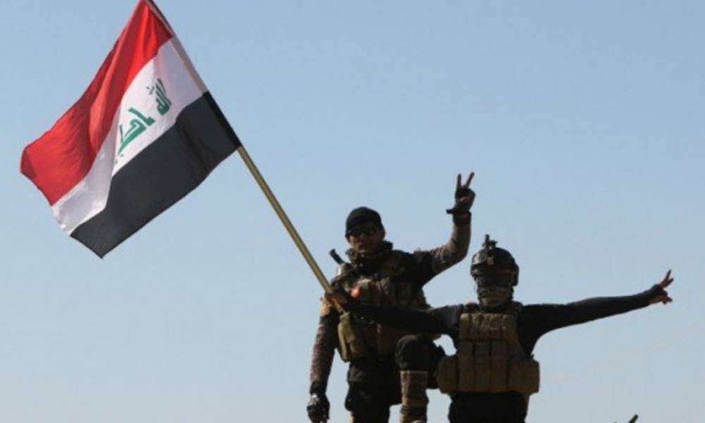 القوات الامنية ترفع العلم العراقي فوق مستشفى القيارة العام