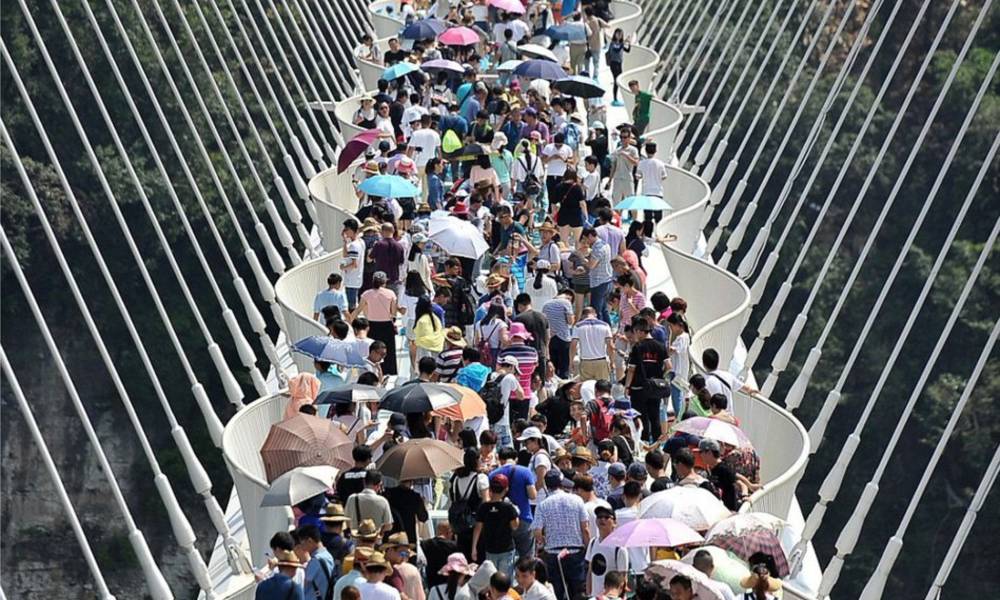 الصين.. تغلق أكبر جسر زجاجي في العالم