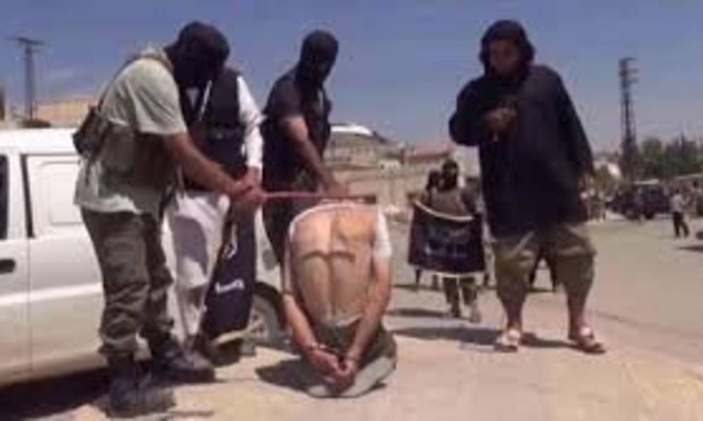 بعد احتراق مكتبته.. داعش يجلد ثلاث شبان للعب الكرة