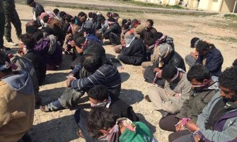 داعش يفصل الرجال البالغين عن العوائل استعدادا لعمليات الاعدام جنوبي الموصل