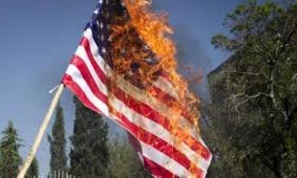 امريكيون يردون على "تغريدة ترامب" بحرق العلم الأمريكي