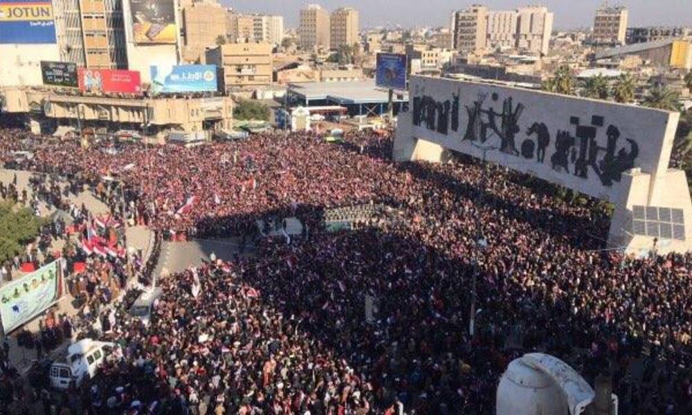 وسط اجراءات امنية مشددة.. الالاف يتظاهرون في ساحة التحرير للمطالبة بتغييرالوجوه الفاسدة