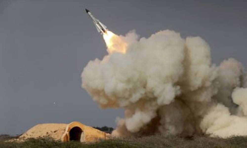 ايران تبدأ مناوراتها العسكرية بإطلاق صواريخ ذكية و"دقيقة الإصابة"
