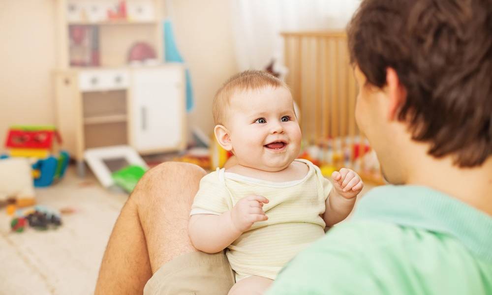 لماذا ينطق الأطفال بكلمة “بابا” قبل “ماما”؟