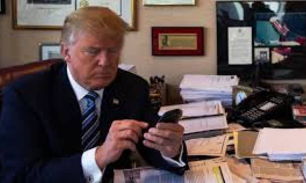 سيناتور يطالب بسحب هاتف "ترامب" من يديه لتلافي تغريداته النارية