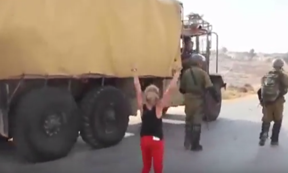 بالفيديو.. طفلة فلسطينية تتحدى الجيش الاسرائيلي: "انا مش خايفة من سلاحك"