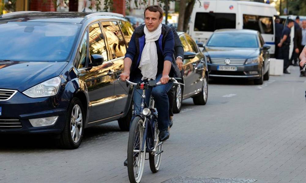 بالصور.. الرئيس الفرنسي يتجول على الدراجة الهوائية برفقة زوجته في شوارع شمالي فرنسا