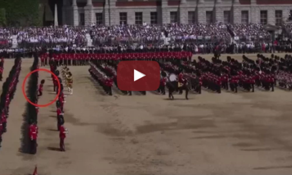 بالفيديو.. اغماء للحرس الملكي البريطاني في عيد الملكة