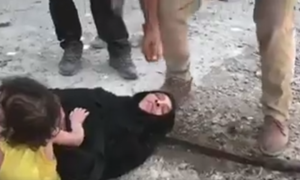 بالفيديو .. انقاذ إمرأة موصلية أُغمي عليها اثناء وصولها القوات الامنية في المدينة القديمة