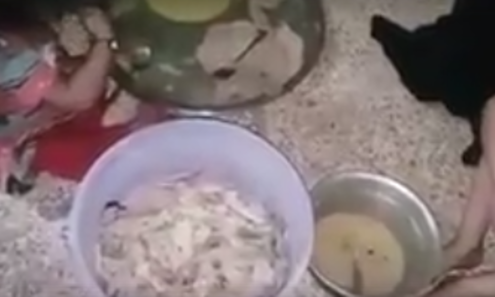 شاهد بالفيديو .. طعام اهالي الموصل قبل وصول القوات الامنية لمساعدتهم