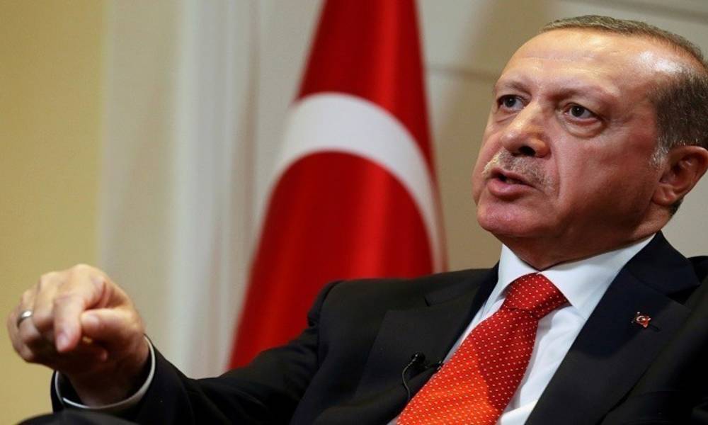 بالصور... أردوغان يهين الجيش التركى بـ"ملصقات مسيئة"