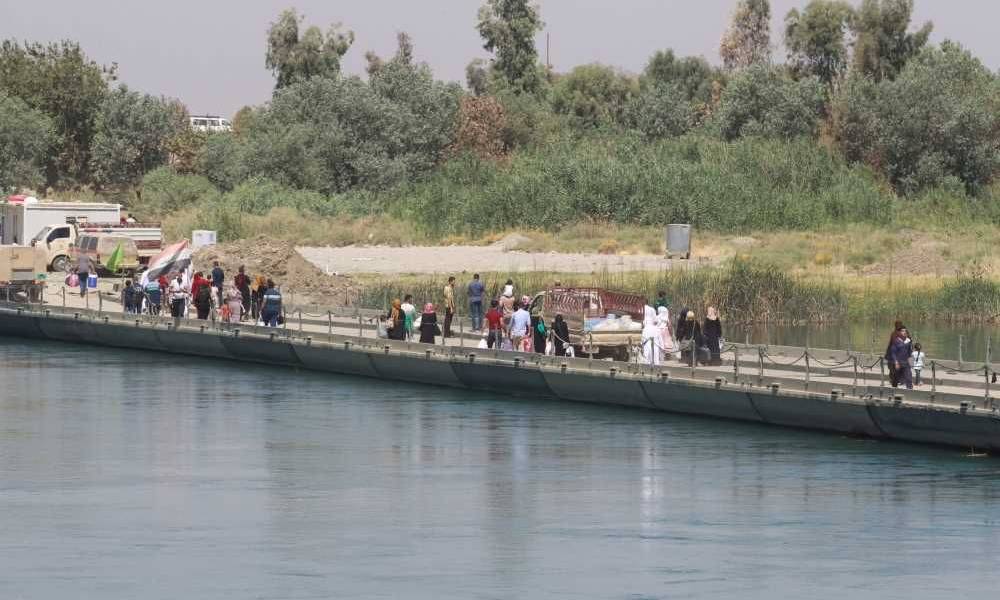 جسر عائم.. همزة الوصل الوحيدة أمام سكان الموصل لبدء حياتهم من جديد