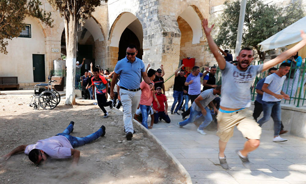 مواجهات عنيفة بين فلسطينيين والقوات الإسرائيلية داخل المسجد الأقصى