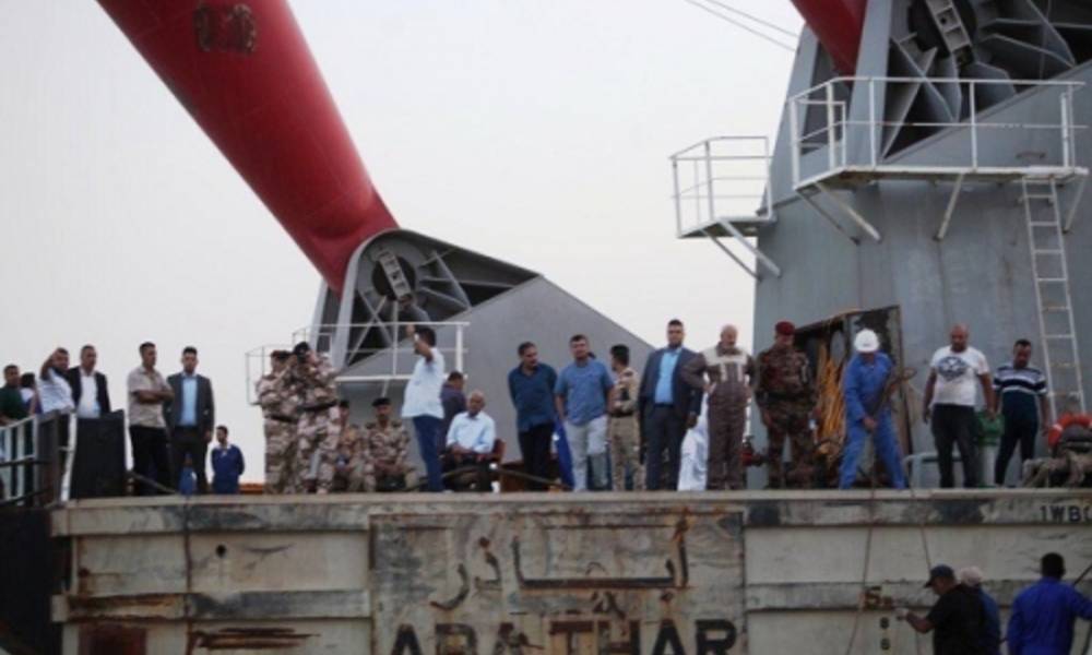 بالصور.. اللحظات الاولى لانتشال السفينة العراقية الغارقة في قناة خور عبد الله