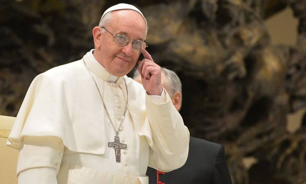 بابا الفاتيكان يتبرع بأموال "آلهة الريح" لدعم مسيحيي العراق