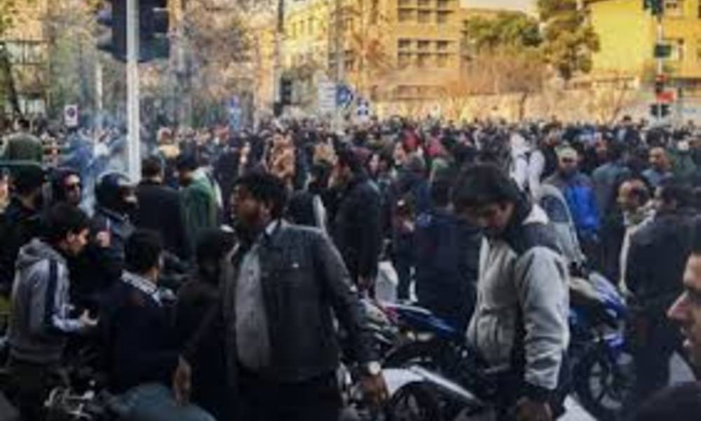 ايران ... مقتل 3 من عناصر المخابرات في اشتباكات مع المتظاهرين