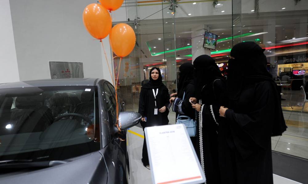 بالصور: السعودية تفتتح أول معرض للسيارات خاص بالنساء