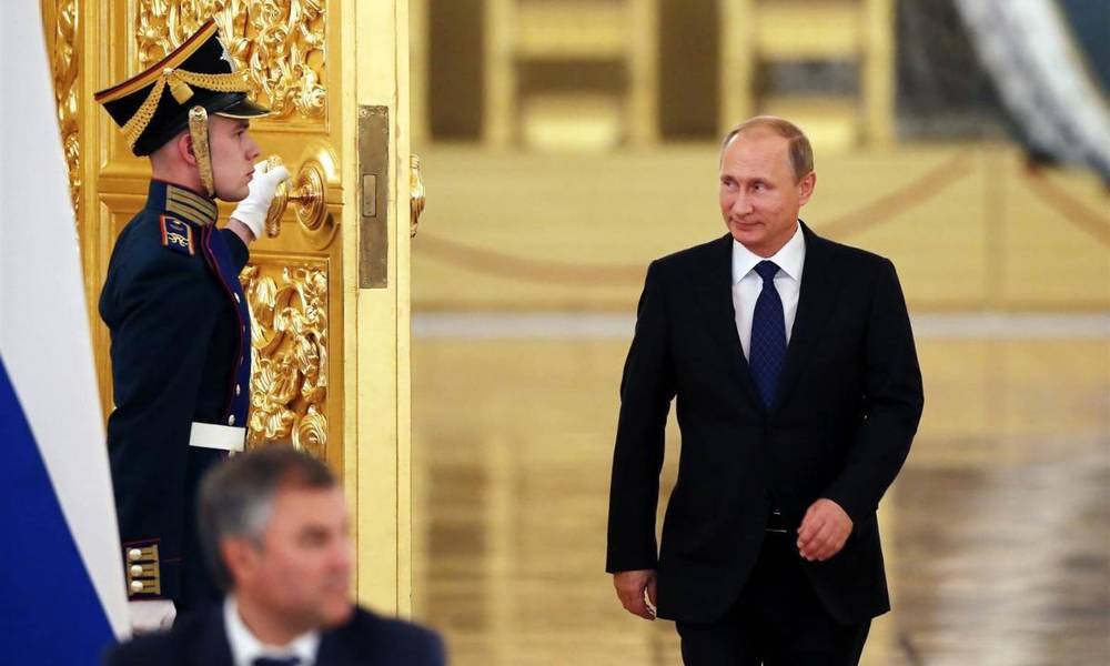 بالفيديو .. رئيس روسيا يقع "بموقف محرج" مع موظف روسي
