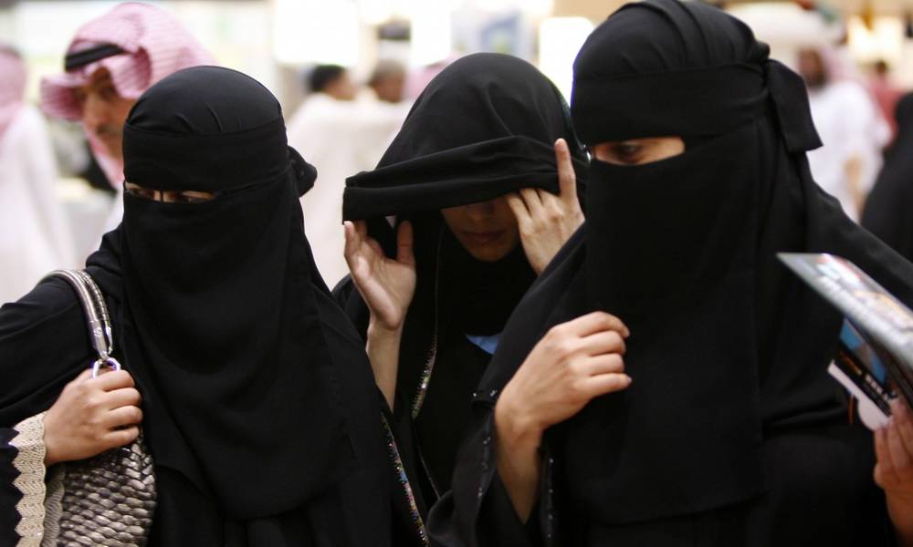 بن سلمان: ليس على"نساء السعودية"لبس غطاء الرأس او العباءة السوداء