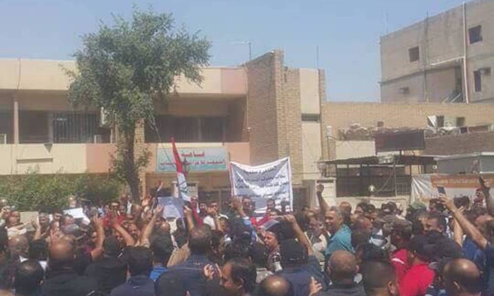 بالصور .. تظاهر مئات من حراس السجون امام مكتب وزير العدل