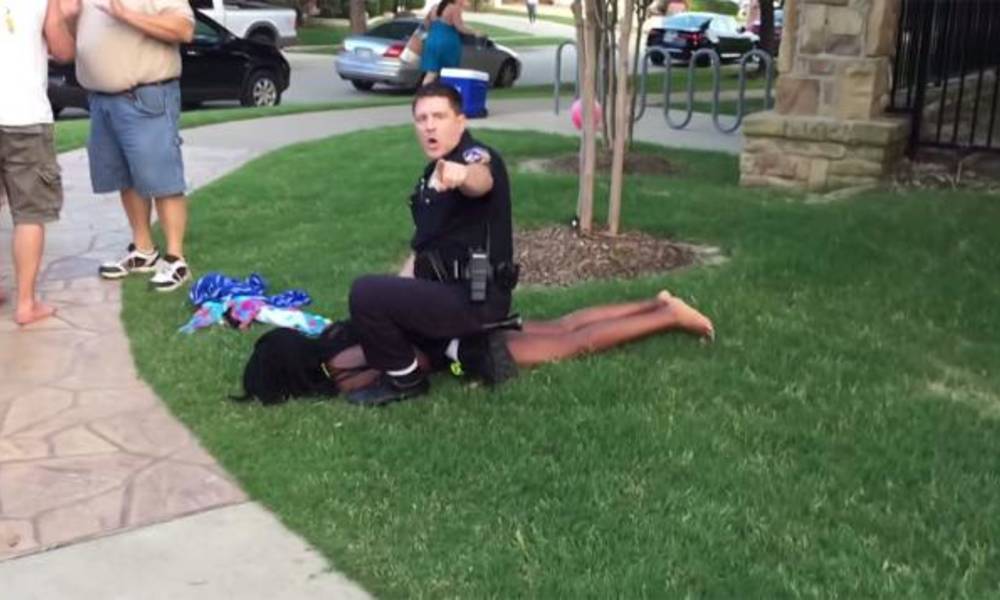 بالفيديو.. "تعرية" فتاة سوداء وتهديدها امام الناس من قبل الشرطة الامريكية