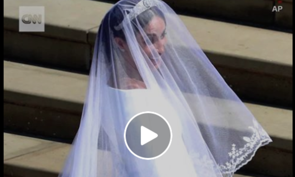 بالفيديو .. لحظة دخول "ميغان ماركل" زوجة الامير هاري إلى كنيسة سانت جورج في ثوبها الأبيض