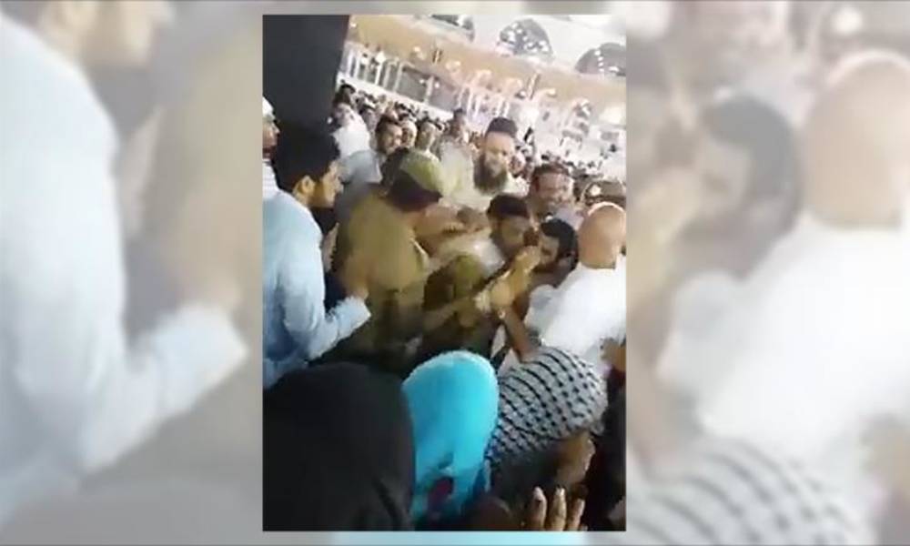 بالفيديو .. القبض على شخص حاول احراق "الكعبة " برش البنزين