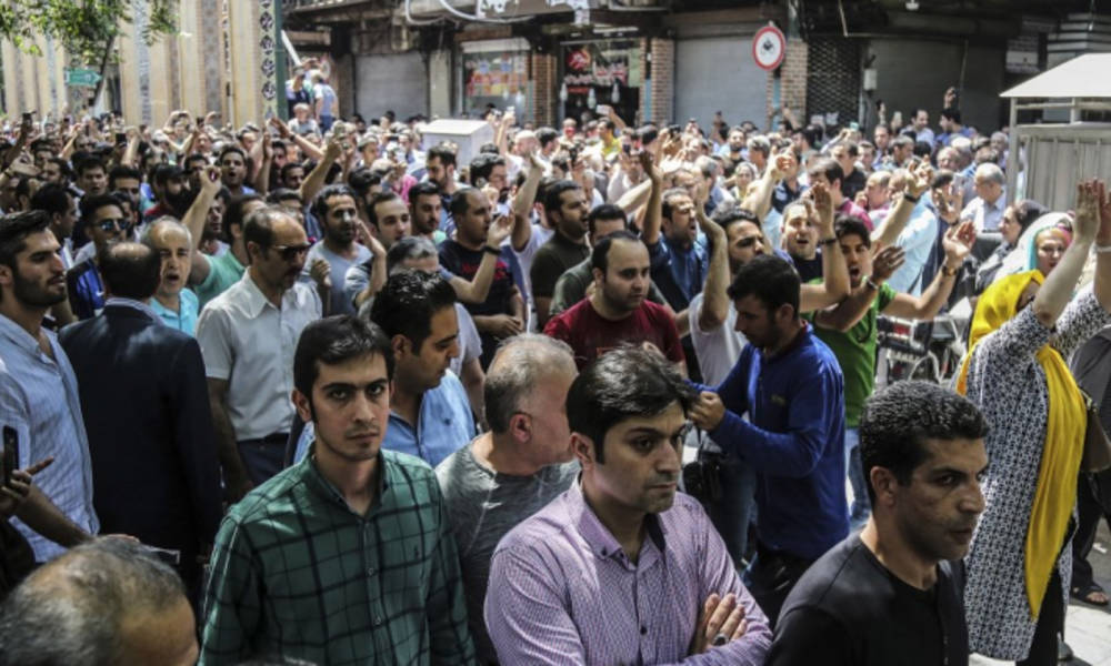 تجار ايران "يغلقون" مئات المحلات في طهران .. وخامنئي يدعوا  للتصدي لمخربي امن الاقتصاد