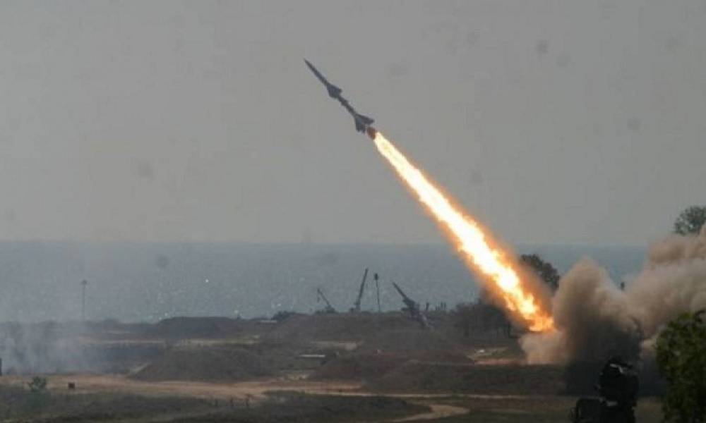 الحوثيون يستهدفون جيزان السعودية بصاروخ بدر1 الباليستي
